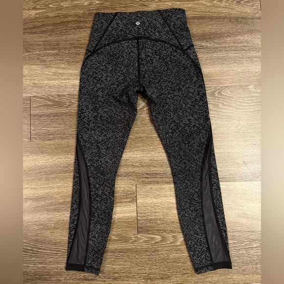 Lululemon Train Times 7/8 Pant 25" in Soundwave White Black / Black Size 6 - Picture 8 of 9